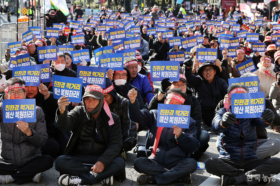 지난 12일 서울역사박물관 앞에서 열린 ‘미래세대 친환경먹거리 예산 복원을 위한 생산자-소비자 결의대회’에서 한 농민이 '친환경먹거리 예산 복원'을 정부에 촉구하고 있다. 한승호 기자