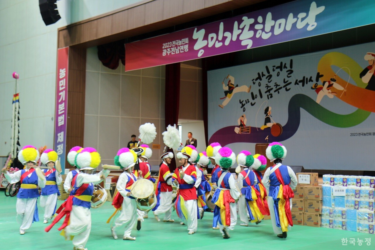 지난 21일 영광군 스포티움에서 광주전남농민가족한마당이 열렸다. 풍물패가 축하공연을 하고 있다. 임순만 기자