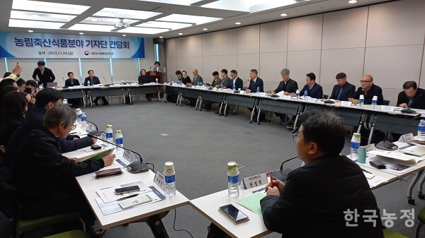 지난 24일 서울 양재동 aT센터에서 열린 국립농산물품질관리원 농업전문지 기자간담회에서 박성우 원장이 인사하고 있다.