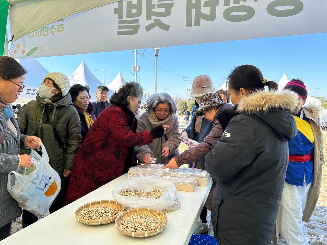 전국여성농민회총연합과 언니네텃밭 협동조합은 지난달 30일 전북 익산 서동공원에서 ‘2023 전여농 추수한마당’을 열었다.