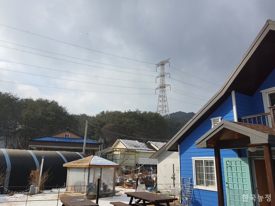 지난 3일 만난 한 주민의 집 옆에 서 있는 765kV 송전탑. 주민들은 바람이 몰아치는 날 송전탑에서 퍼져 나오는 웅웅 소리가 고통스럽다고 호소했다.