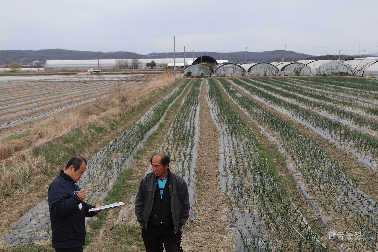 경기도친환경농업인연합회 회원들이 이천시의 한 농장에서 2019년 4월 산지조사사업을 진행하고 있다.