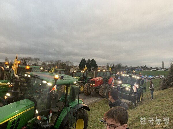 파리 렁지스 농산물 도매시장을 향해 전진하고 있는 프랑스 남부 옥시타니 지역 농민들의 트랙터. Rural Coordination X(트위터) 갈무리