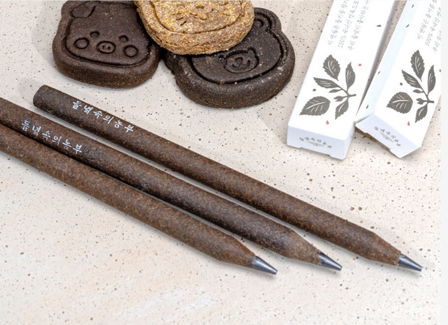 충남 예산군 농업회사법인 내포에서 제작한 깻묵 연필. 이 연필의 원료는 예산 농민들로부터 수매한 들깨로 기름을 짠 뒤 남은 찌꺼기(깻묵)다. 농업회사법인 내포 제공