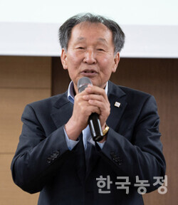 가톨릭농민회가 지난 20일 대전시 대철회관에서 54차 대의원총회를 개최한 가운데 신흥선 회장이 인사말을 하고 있다.