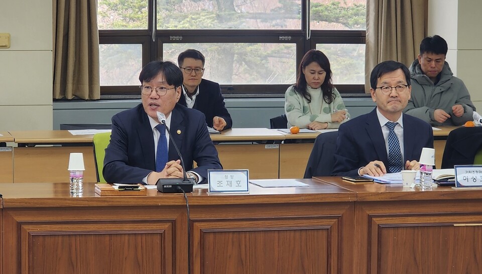 조재호 농촌진흥청장이(왼쪽) 질문에 답변하고 있다. 장수지 기자