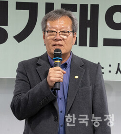 지난 6일 대방동 서울여성플라자에서 열린 국민과함께하는농민의길 대의원총회에서 하원오 상임대표가 인사말을 하고 있다.