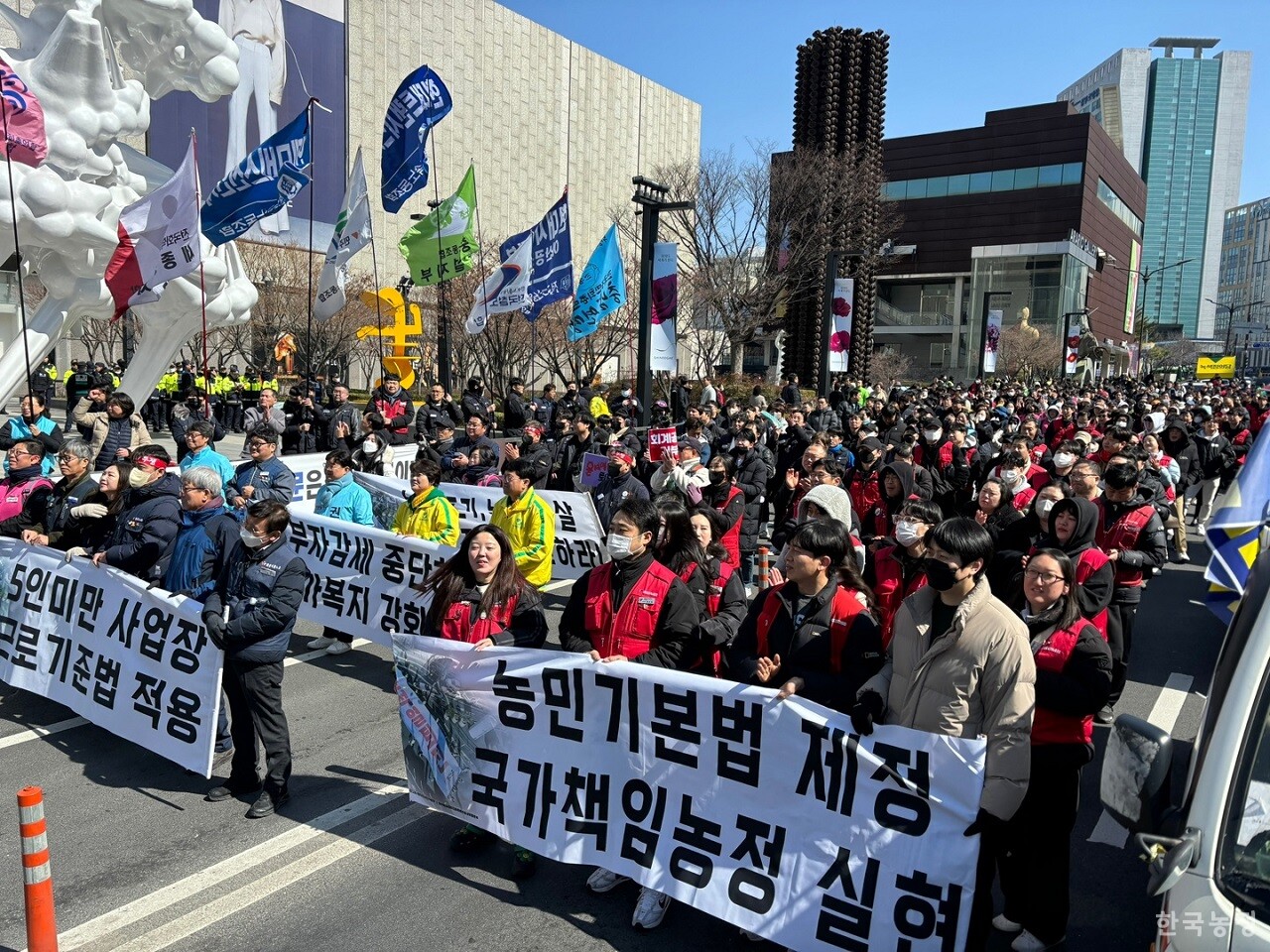 윤석열정권퇴진 충남운동본부가 9일 천안역 앞에서 세종충남민중대회를 개최했다. 당일 집회에는 노동자·농민 등 1,000여명이 결집했다.