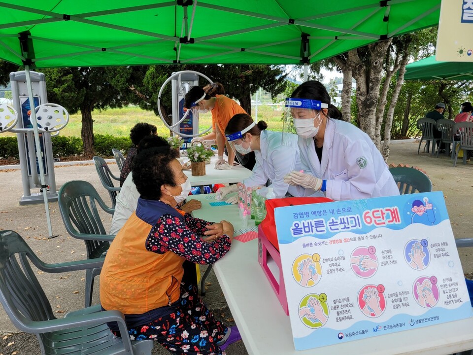 농촌재능나눔활동지원사업에 참여한 단체가 의료 봉사활동을 하는 모습. 한국농어촌공사 제공 