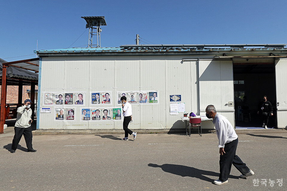 국가의 잘못된 법과 정책을 바로잡고, 지역 내부에서도 예산과 조례, 지역정책을 바꿔서 농촌주민들의 삶을 개선해야 한다. 군청의 권한과 예산을 면과 읍으로 분산시키는 것도 필요하다. 이것을 ‘농촌 주권 찾기 운동’이라고 표현할 수 있을 것이다. 2022년 6월 1일 충남 서산시 운산면 원평리 마을창고에 마련된 제8회 전국동시지방선거 운산면제2투표소에서 투표를 마친 주민들이 투표소를 나서고 있다. 한승호 기자