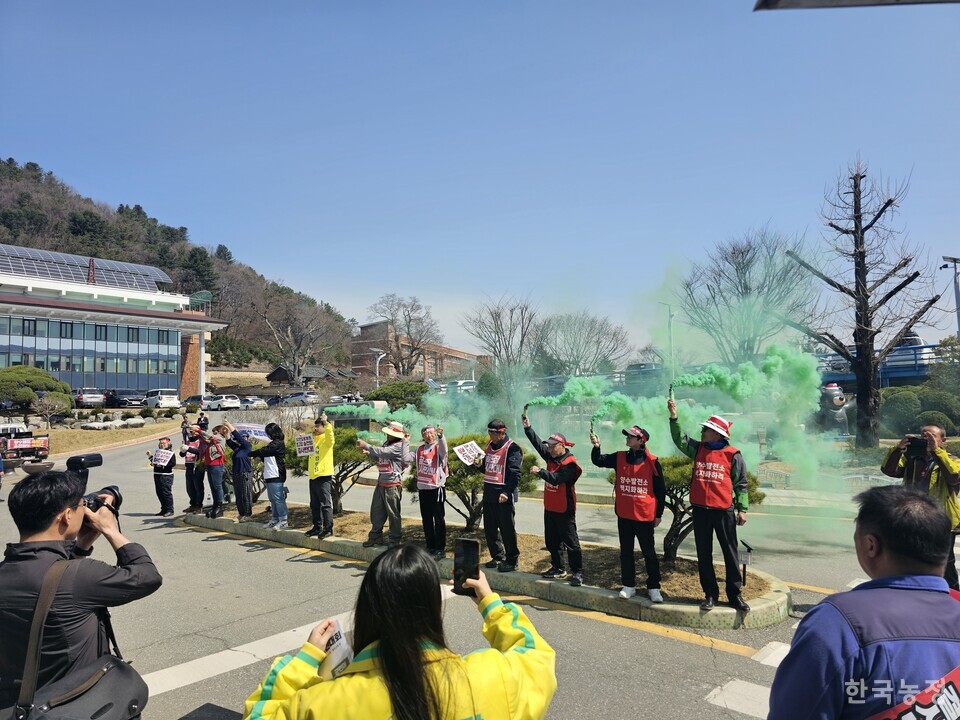 지난 2일 홍천군청 앞에서 열린  ‘농촌파괴형 난개발 저지! 홍천군민대회’에서 녹색연막탄을 피워올리는 상징 의식이 진행되고 있다.