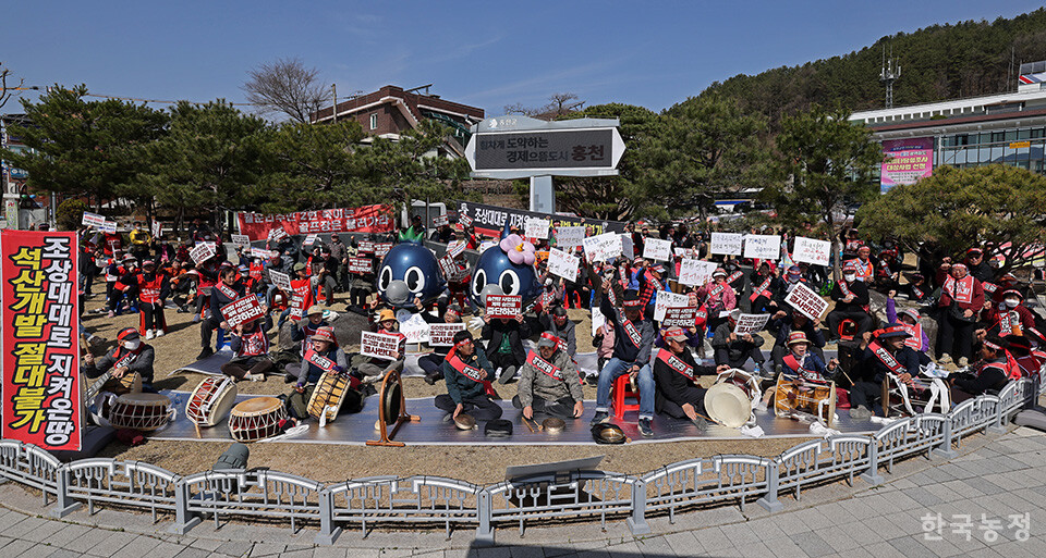 지난 2일 홍천군청 앞에서 열린 ‘농촌파괴형 난개발 저지 홍천군민대회’에서 300여명의 주민들이 각종 난개발 사업의 중단을 촉구하고 있다. 한승호 기자