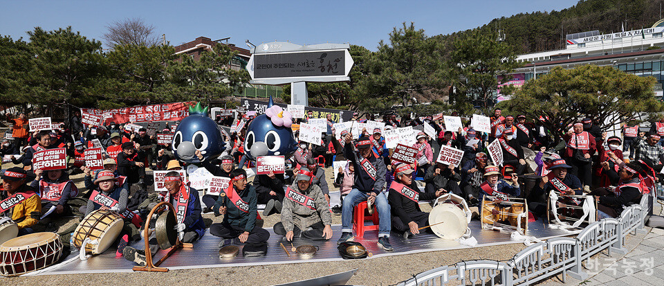 약 300여명의 홍천 지역 주민들이 곳곳에서 진행 중인 농촌파괴형 난개발 사업의 중단을 촉구하고 있다.