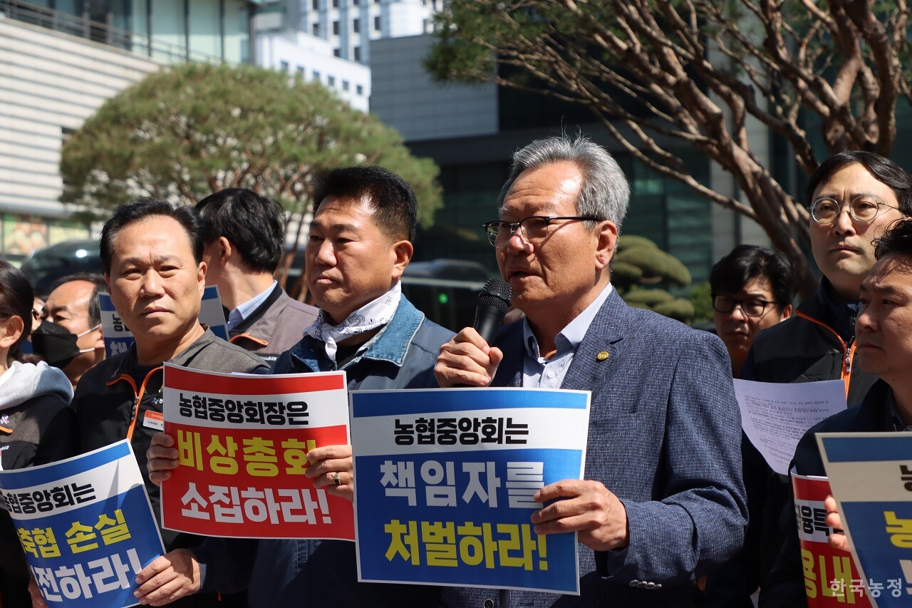 하원오 전국농민회총연맹 의장이 연대발언하고 있다.