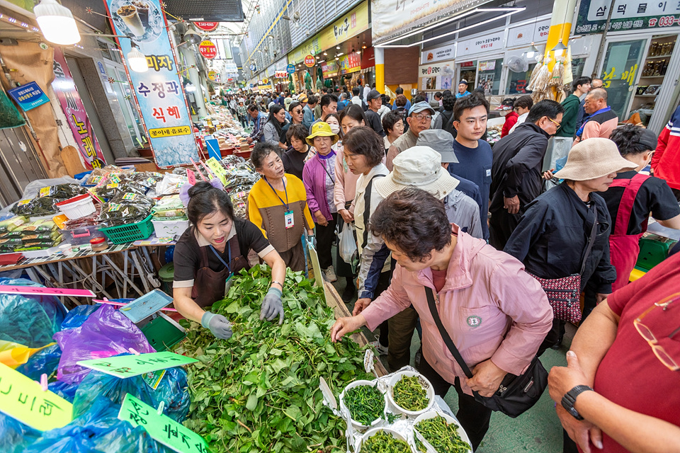 이 무렵의 정선오일장에는 곤드레, 어수리, 오가피 등 제철 봄나물들이 곳곳의 매대를 가득 채운다. 류관희 작가
