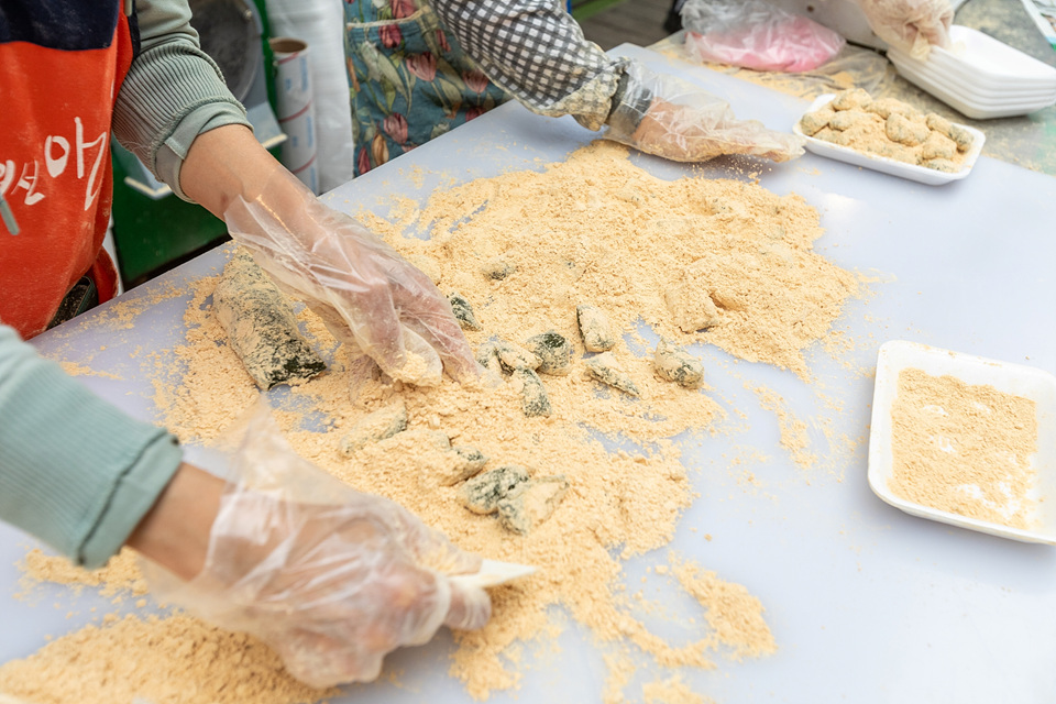 수리취가 들어간 떡들의 매력은 오가는 이들의 발길을 쉽게 멈추게 한다. 류관희 작가