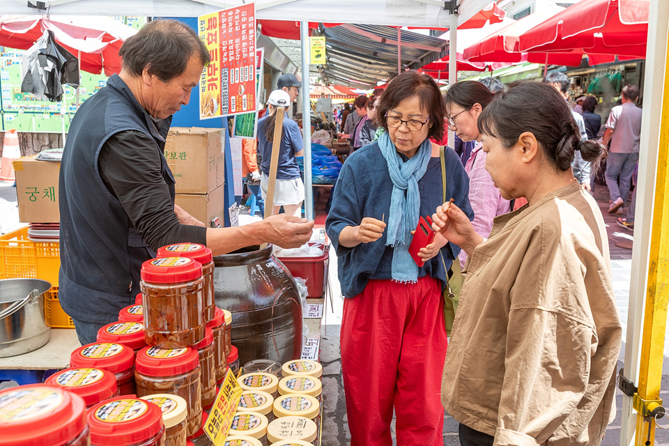 정선장을 찾은 이들이 `시골된장'을 시식해보고 있다.