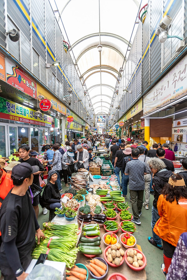 중앙 통로에까지 들어찬 매대로 인해 좁아진 길에 엄청난 인파가 몰려 정신이 없다.