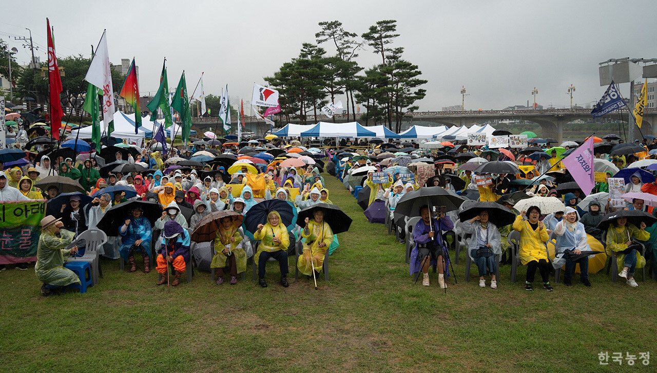 밀양 행정대집행 10주기를 맞아 ‘윤석열 핵폭주 원천봉쇄 결의대회’가 지난 8일 경남 밀양 둔치공원에서 열렸다. 이날 밀양·청도 주민들을 비롯해 서울·부산·전주 등 15개 지역에서 온 기후, 탈핵, 환경, 노동 등 단체 활동가 1000여명이 한자리에 모였다. 
