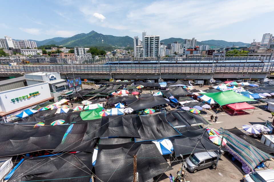기찻길을 배경으로 물 맑은 시장 옆 주차장에 선 양평오일장의 전체 모습. 사진 류관희 작가