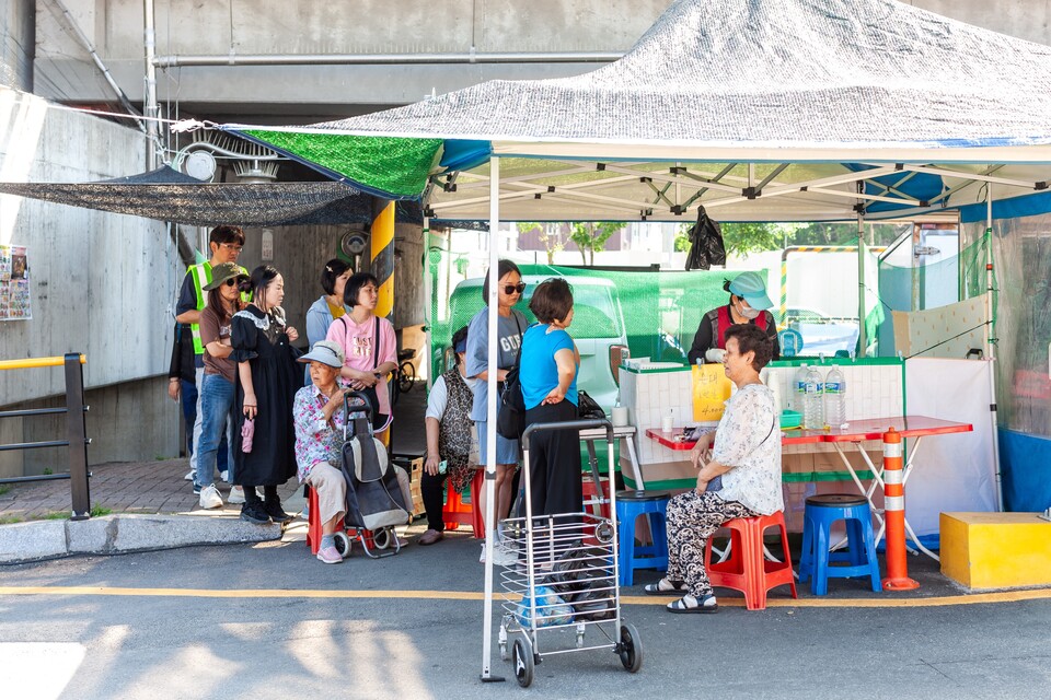 다 팔릴 때까지 줄을 서는 순대집도 있다. 사진 류관희 작가