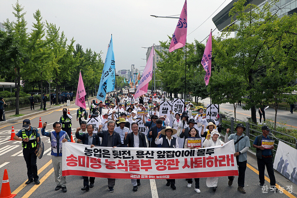 4일 오후 서울 여의도 국회의사당 앞에서 열린 ‘기후재난 시대, 농민생존권 쟁취와 국가책임농정 실현을 위한 7.4 전국농민대회’에서 농민들이 윤석열정부의 농정을 규탄하며 국민의힘 당사로 행진하고 있다. 한승호 기자