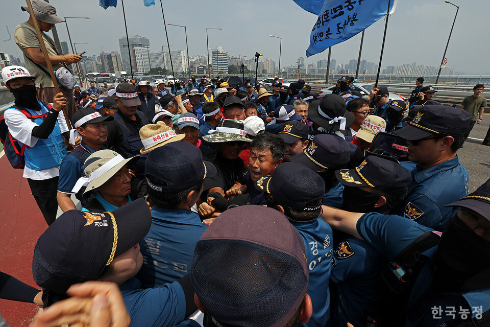 4일 오후 전국농민대회 참석차 상경한 전국농민회총연맹 강원도연맹과 경북도연맹 소속 농민들이 ‘국가책임농정 실현’ 등을 촉구하며 마포대교 일부 차로를 막고 행진하던 중 경찰이 저지하자 몸싸움을 벌이고 있다. 한승호 기자