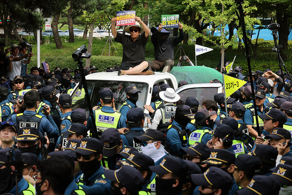 4일 오후 서울 여의도 국회의사당 앞에서 열린 ‘기후재난 시대, 농민생존권 쟁취와 국가책임농정 실현을 위한 7.4 전국농민대회’에서 농민들이 농기계 진입을 막는 경찰에 맞서 트럭 위에 올라 시위를 벌이고 있다.  한승호 기자