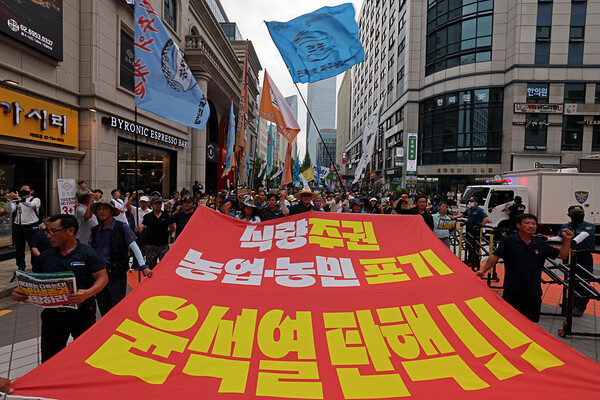 4일 오후 서울 여의도 국회의사당 앞에서 열린 ‘기후재난 시대, 농민생존권 쟁취와 국가책임농정 실현을 위한 7.4 전국농민대회’에서 농민들이 윤석열정부의 농정을 규탄하며 국민의힘 당사로 행진한 뒤 '윤석열 탄핵'을 외치고 있다. 한승호 기자