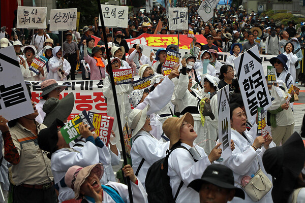 4일 오후 서울 여의도 국회의사당 앞에서 열린 ‘기후재난 시대, 농민생존권 쟁취와 국가책임농정 실현을 위한 7.4 전국농민대회’에서 농민들이 윤석열정부의 농정을 규탄하며 국민의힘 당사로 행진한 뒤 여당을 규탄하는 함성을 지르고 있다. 한승호 기자