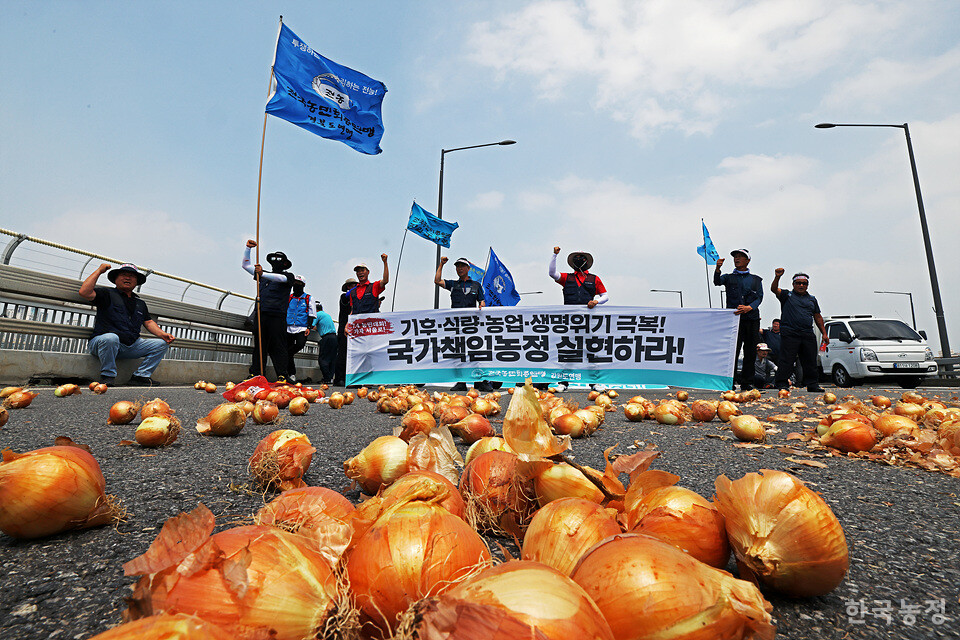 마포대교 중간에 멈춰 선 농민들이 양파를 쏟아낸 뒤 약식 집회를 하고 있다.