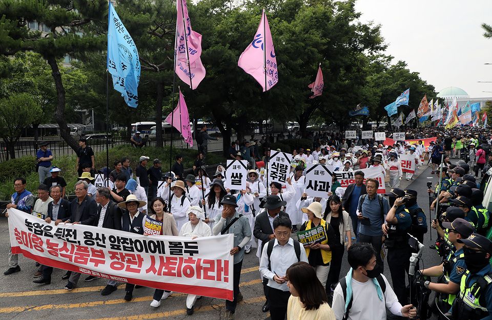 지난 4일 서울 여의도 국회의사당 앞에서 열린 ‘기후재난 시대, 농민생존권 쟁취와 국가책임농정 실현을 위한 7.4 전국농민대회’에서 농민들이 윤석열정부의 농정을 규탄하며 국민의힘 당사로 행진하고 있다.