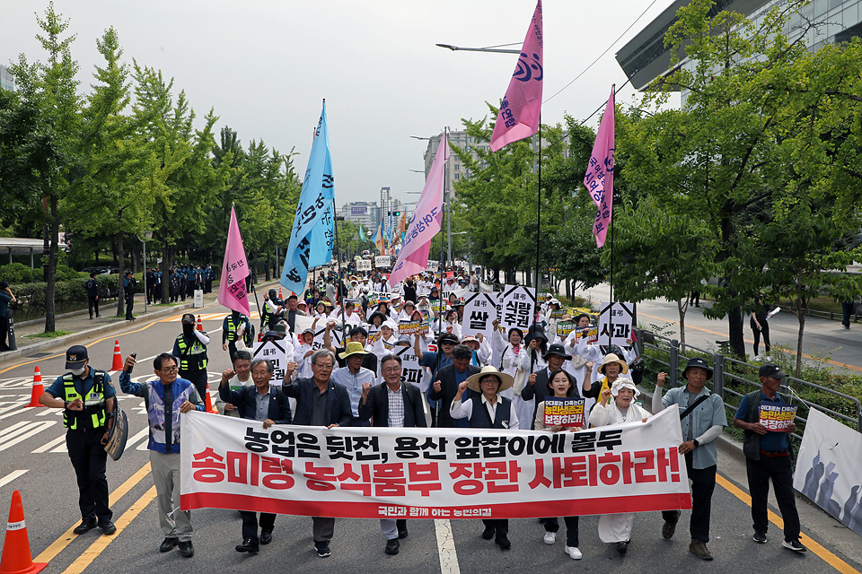 지난 4일 서울 여의도 국회의사당 앞에서 열린 ‘기후재난 시대, 농민생존권 쟁취와 국가책임농정 실현을 위한 7.4 전국농민대회’에서 농민들이 윤석열정부의 농정을 규탄하며 국민의힘 당사로 행진하고 있다.