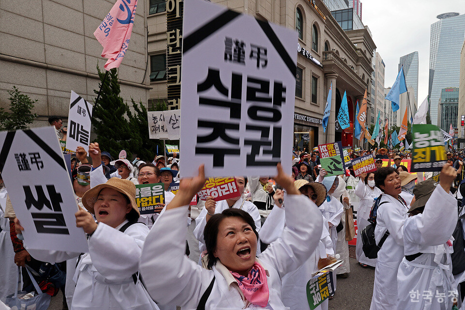 지난 4일 서울 여의도 국회의사당 앞에서 열린 ‘기후재난 시대, 농민생존권 쟁취와 국가책임농정 실현을 위한 7.4 전국농민대회’에서 농민들이 윤석열정부의 농정을 규탄하며 국민의힘 당사로 행진한 뒤 여당을 규탄하는 함성을 지르고 있다.