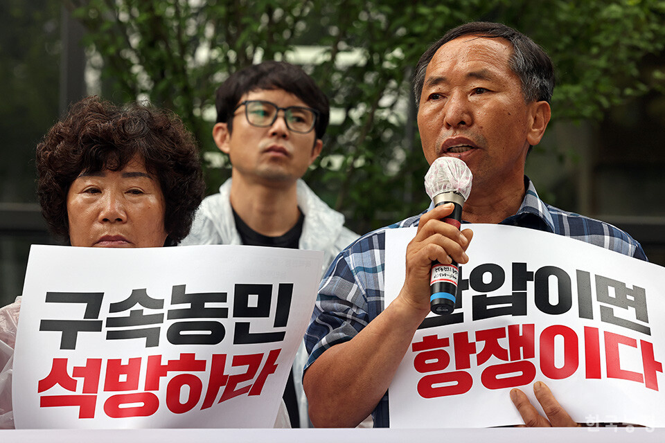 8일 오전 서울 서대문구 경찰청 앞에서 열린 ‘농민투쟁 탄압 규탄 기자회견’에서 7.4 전국농민대회 당시 농기계 반납을 시도하다 강제 연행돼 구속된 청년농민 김재영씨의 부친인 김군섭씨가 윤석열정부가 “청년농민의 싹을 잘라버리려 한다”며 규탄하고 있다. 한승호 기자