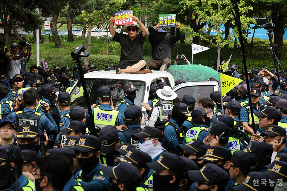 지난 4일 전국농민대회 당시 농민들이 집회 장소로 가져온 농기계가 실린 트럭을 경찰들이 사방에서 둘러싼 채 운전석 문을 열고 농민 연행을 시도하고 있다. 한승호 기자