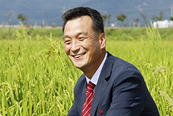 강광석 위원장. 농민운동가. 전국농민회총연맹 정책위원장과 국회의원 김선동 농업정책비서관 등을 역임했고 한국농정신문 논설위원으로 꾸준하게 글을 써왔다. 현재는 일하는 사람들이 주인되는 세상을 꿈꾸며 진보당 강진지역위원장으로 활동하고 있다.