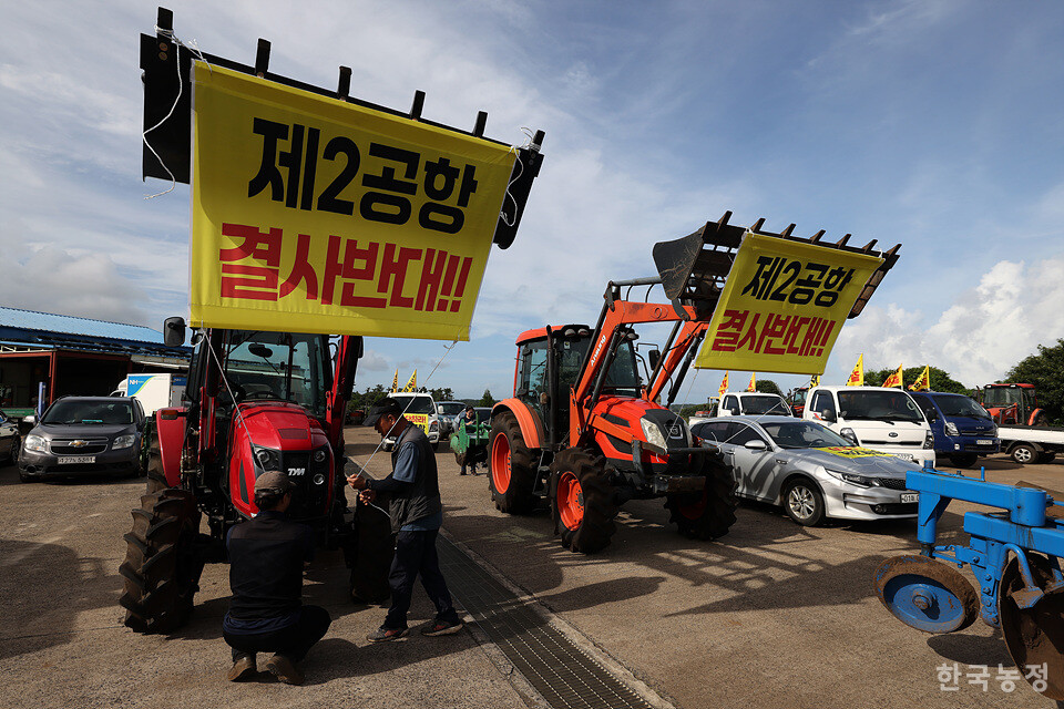 지난 24일 전국농민회총연맹 제주도연맹 주최로 제주도 서귀포시 성산일출봉농협 신산지점에서  ‘제주 제2공항 저지 농민전진대회’가 열린 가운데 농민들이 '제2공항 결사반대' 깃발을 달며 차량 행진을 준비하고 있다. 한승호 기자