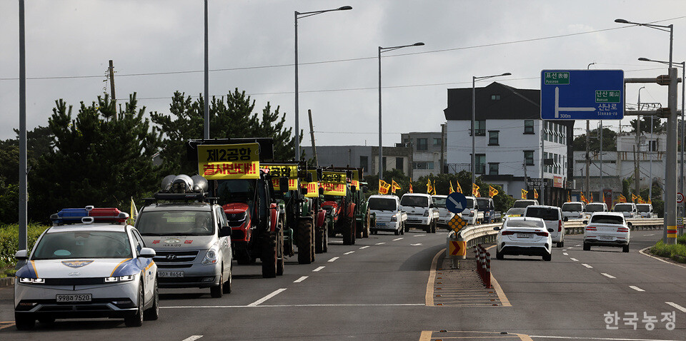 지난 24일 전국농민회총연맹 제주도연맹 주최로 제주도 서귀포시 성산일출봉농협 신산지점에서 열린 ‘제주 제2공항 저지 농민전진대회’에서 출정식을 마친 농민들이 트랙터를 비롯한 차량 50여대를 이끌고 '제2공항 결사반대'를 알리며 성산읍 방향으로 행진하고 있다. 한승호 기자