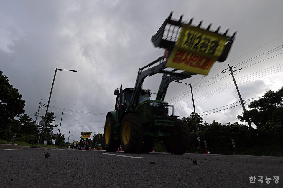 지난 24일 전국농민회총연맹 제주도연맹 주최로 제주도 서귀포시 성산일출봉농협 신산지점에서 열린 ‘제주 제2공항 저지 농민전진대회’에서 출정식을 마친 농민들이 트랙터를 비롯한 차량 50여대를 이끌고 '제2공항 결사반대'를 알리며 성산읍 방향으로 행진하고 있다. 한승호 기자