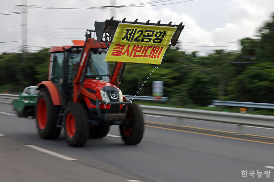 지난 24일 전국농민회총연맹 제주도연맹 주최로 제주도 서귀포시 성산일출봉농협 신산지점에서 열린 ‘제주 제2공항 저지 농민전진대회’에서 출정식을 마친 농민들이 트랙터를 비롯한 차량 50여대를 이끌고 '제2공항 결사반대'를 알리며 성산읍 방향으로 행진하고 있다. 한승호 기자