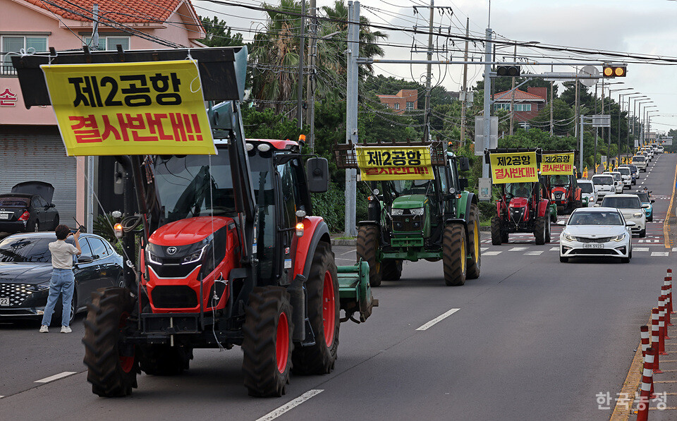 지난 24일 전국농민회총연맹 제주도연맹 주최로 제주도 서귀포시 성산일출봉농협 신산지점에서 열린 ‘제주 제2공항 저지 농민전진대회’에서 출정식을 마친 농민들이 트랙터를 비롯한 차량 50여대를 이끌고 '제2공항 결사반대'를 알리며 성산읍 방향으로 행진하고 있다. 한승호 기자