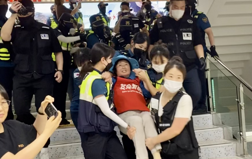 강원 홍천군 풍천리 주민들이 홍천군청에서 발전소 건설 추진 중단을 요구하며 8일간 농성을 하다 지난 22일 경찰에 연행됐다. 홍천군 현안 해결을 위한 공동대책협의회 제공