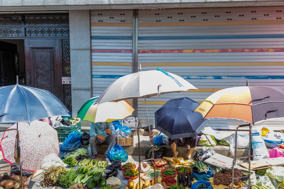 상인들을 위한 비가림이나 햇빛가림 등이 절실하게 필요하다.