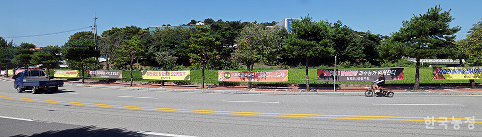 환경부가 이번에 발표한 14개 댐 중에 충남 청양군과 부여군에 걸쳐서 건설하겠다는 댐이 ‘지천댐’이다. 그런데 지천댐은 이미 1991년, 1999년, 2012년에 3차례나 백지화됐던 댐이다. 지난달 23일 댐 건설 반대결의안을 채택한 청양군의회는 “기후위기 대응과 미래용수 확보라는 명분을 내세우고 있지만, 댐 건설은 돌이킬 수 없는 환경적·사회적·경제적 재앙을 초래할 무책임한 사업”이라고 지적했다. 지난달 28일 충남 청양군청 앞 도로에 내걸린 지천댐 건설 반대 현수막 앞으로 한 주민이 지나가고 있다. 한승호 기자