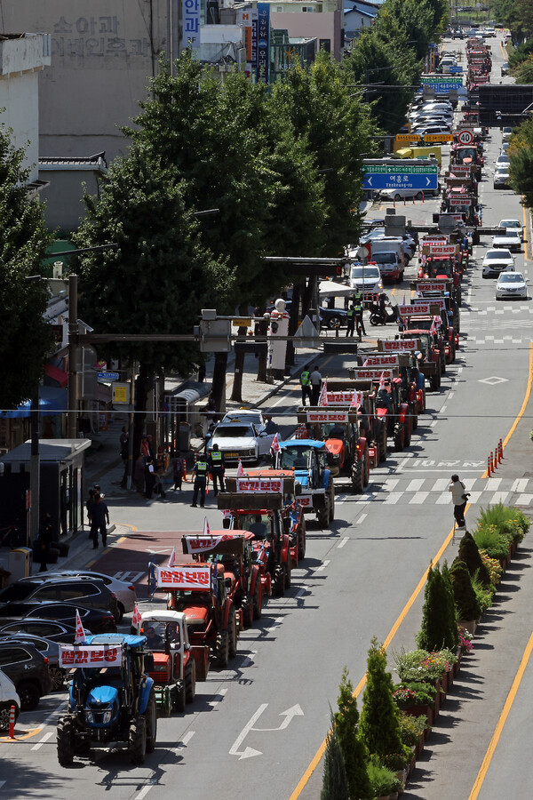 지난 4일 경기 여주시 교동에서 열린 ‘쌀값 대폭락 규탄! 농민생존권 사수! 쌀값 보장! 여주시 농민대회’에서 여주농민들이 트랙터 110여대를 이끌고 거리 행진을 하고 있다.