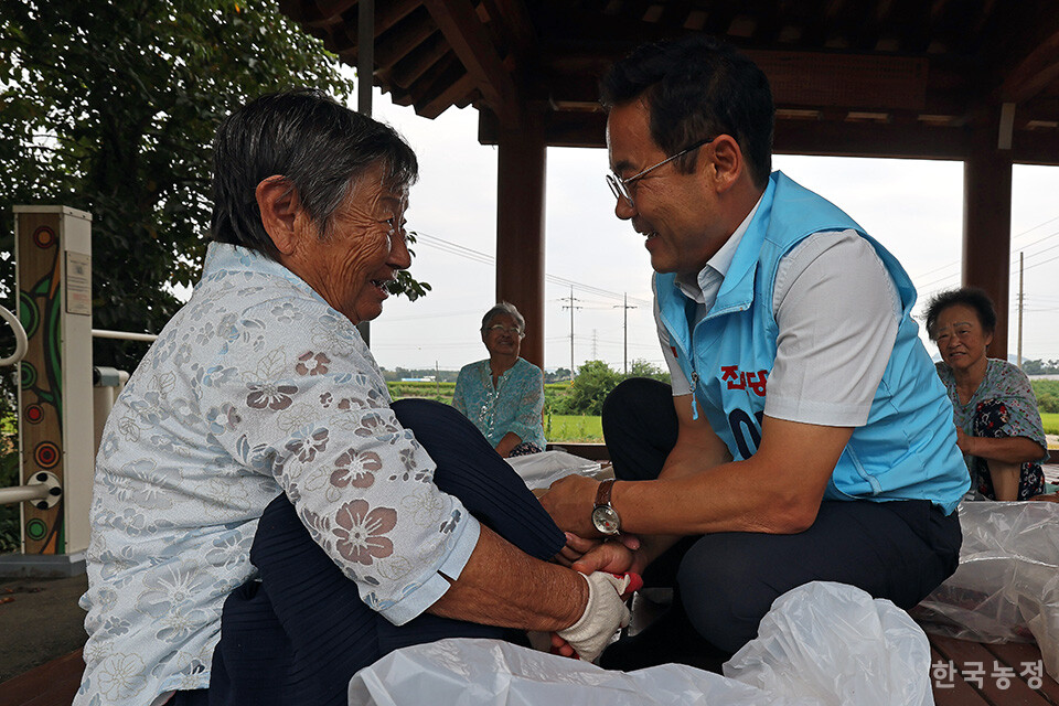 이석하 진보당 영광군수 예비후보가 지난 2일 전남 영광군 백수읍에서 한 어르신과 만나 인사를 나누고 있다.