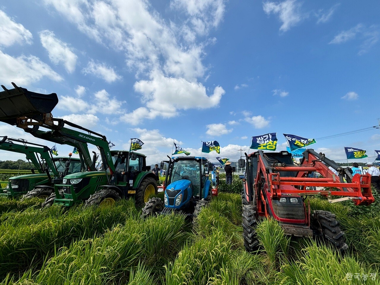 지난 5일 충남 예산의 논 갈아엎기 투쟁 현장에 모여 있는 트랙터들. 임선택 기자