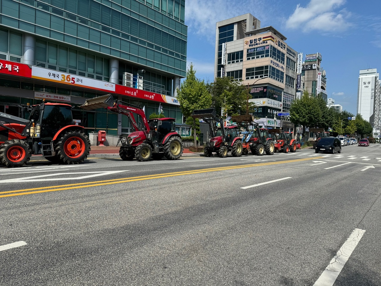 5일 아산 농민대회엔 트랙터들이 줄 지어 등장했다. 아산시농민회 제공