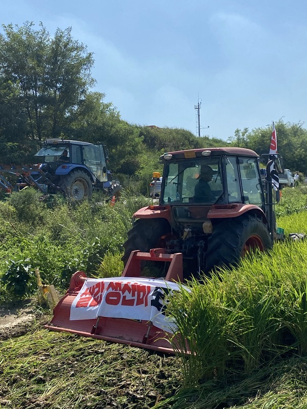 5일 천안 논 갈아엎기 현장. 천안시농민회 제공